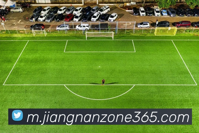 小卡与杜兰特赛后亲密交谈引发联盟震动或暗示火箭新动态